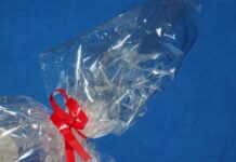 Jak zapakować cukierki w celofan?