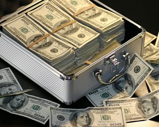 Ile zarabia właściciel butiku?