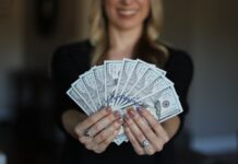 Ile trzeba zarabiać żeby godnie żyć? Ile trzeba zarabiać żeby godnie żyć?