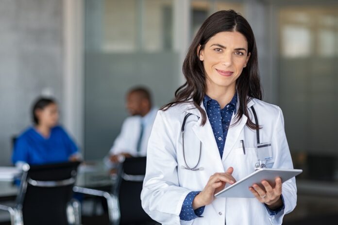 Doctor holding digital tablet at meeting room lekarz